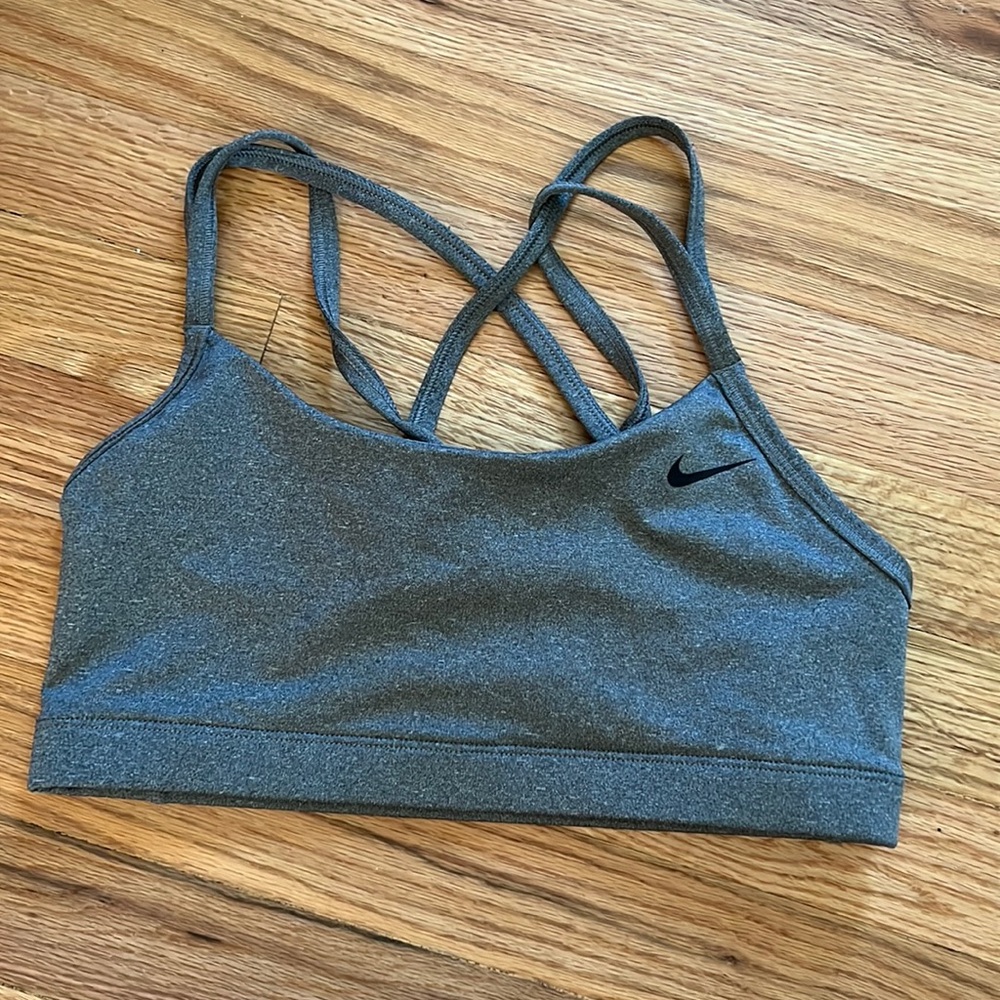 Nike sports bra, like new size medium